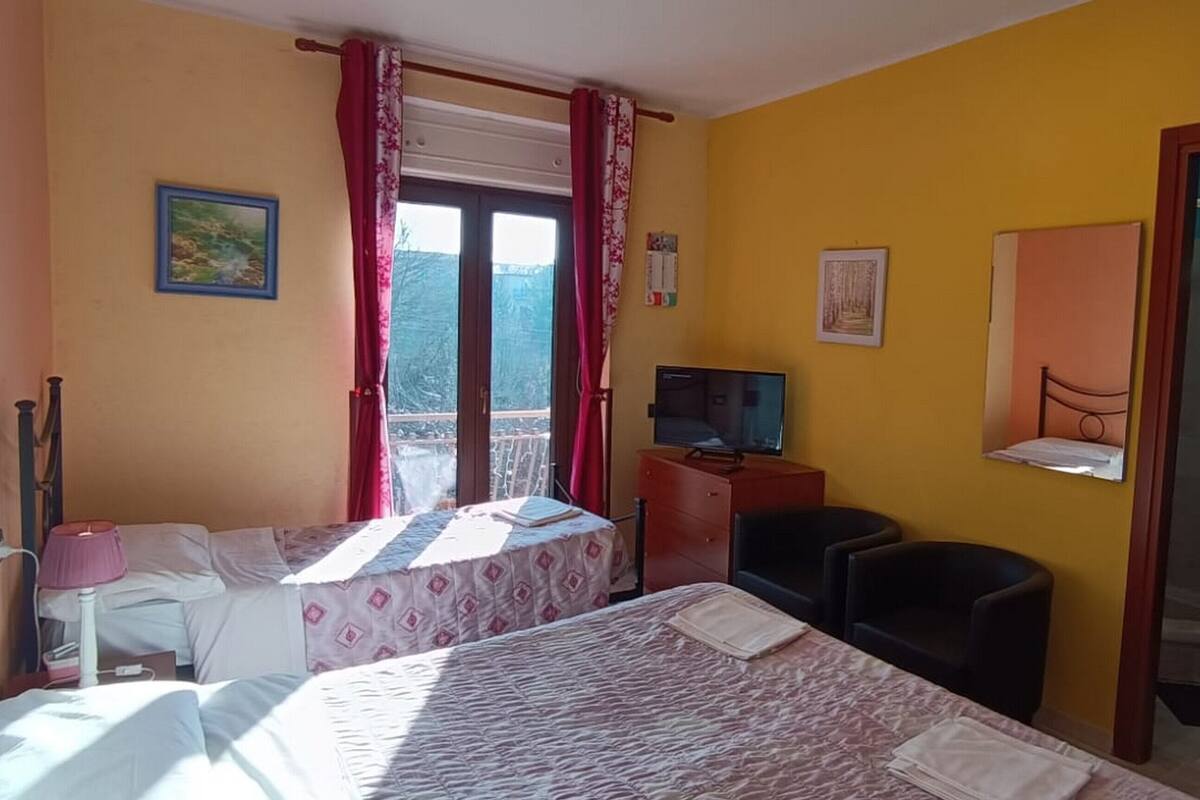 Edredons de pluma, escrivaninha, espaço de trabalho para notebook