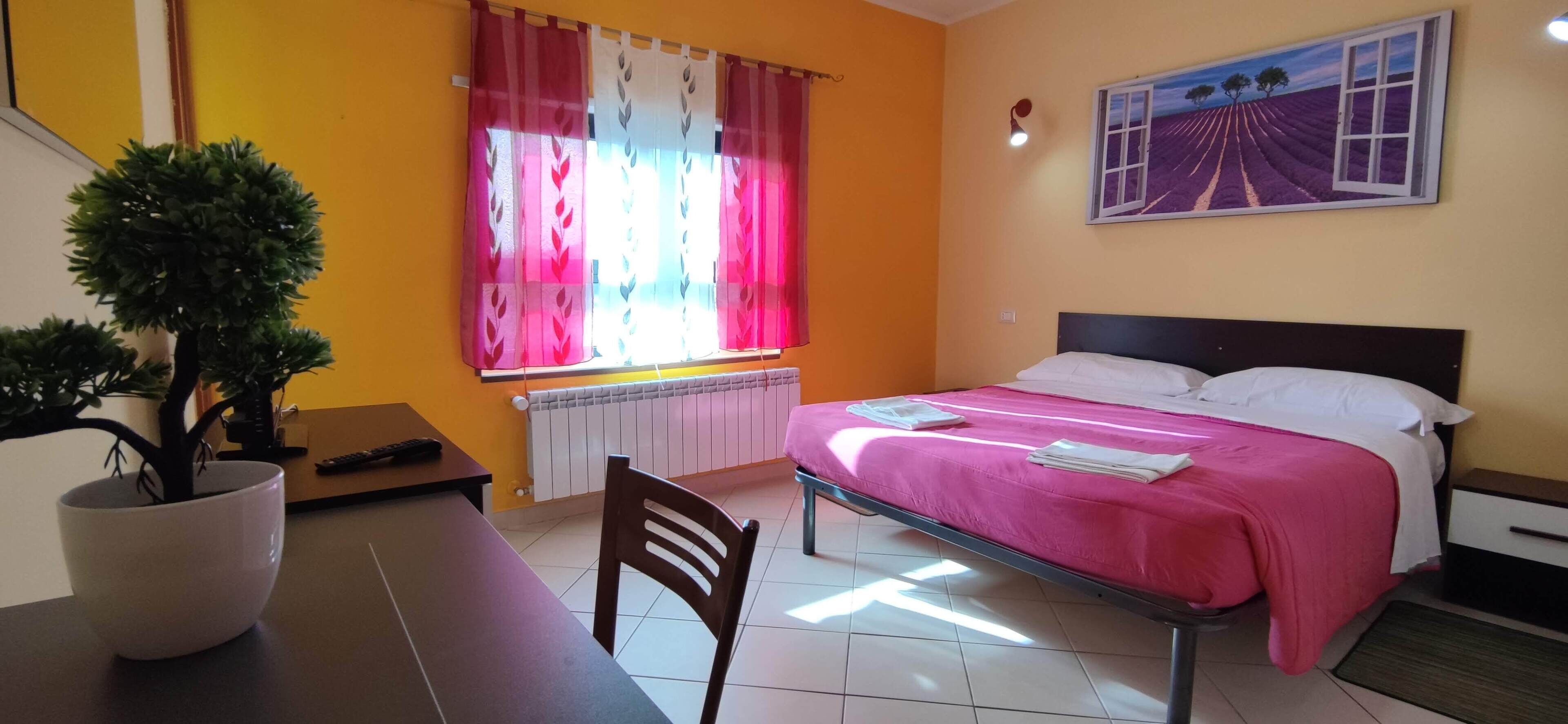 Apartamento panorâmico | Edredons de pluma, escrivaninha, espaço de trabalho para notebook