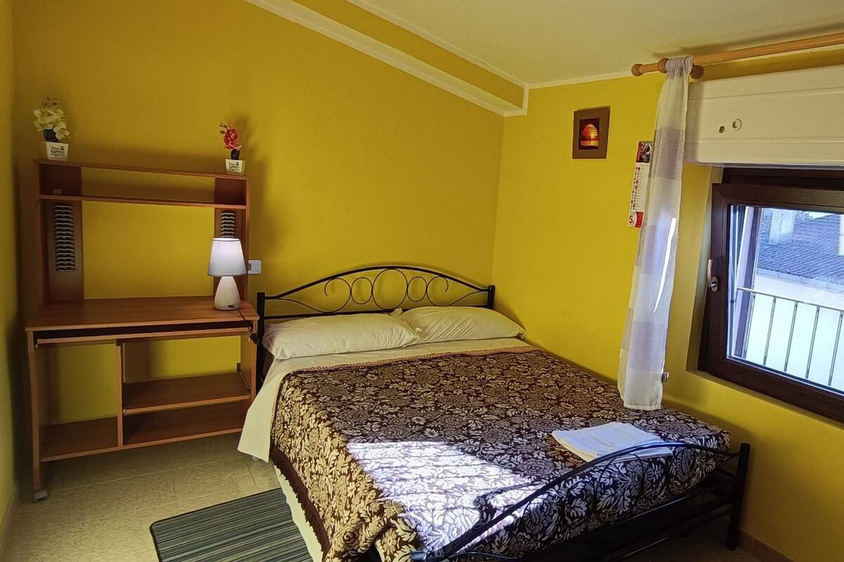 Edredons de pluma, escrivaninha, espaço de trabalho para notebook