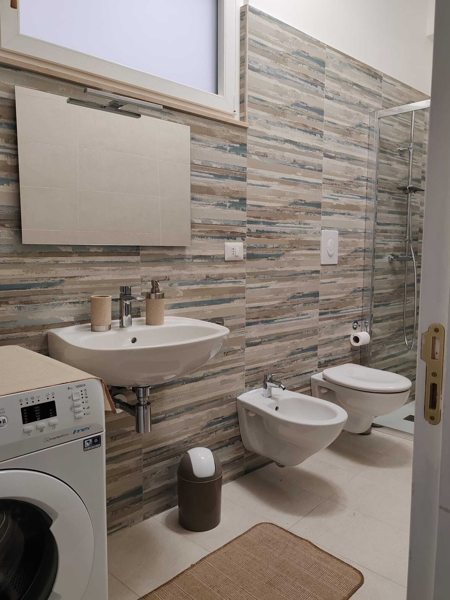 Dusche, Haartrockner, Bidet, Handtücher