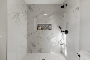 Shower, hair dryer, towels, soap - Beautiful new home near Portland in quiet Cumberland (Cumberland)