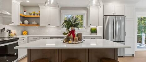 Een microgolfoven, een oven, een kookplaat, een vaatwasser