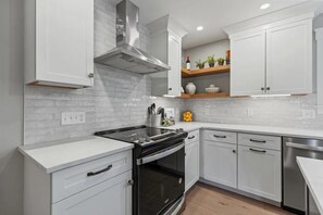 Microwave, oven, stovetop, dishwasher - Beautiful new home near Portland in quiet Cumberland (Cumberland)