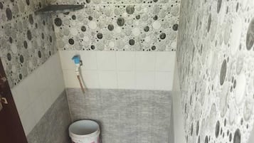 Kamar Double Keluarga, patio, pemandangan halaman | Kamar mandi | Sandal