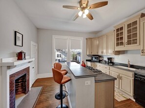 冷蔵庫、電子レンジ、オーブン、コンロ