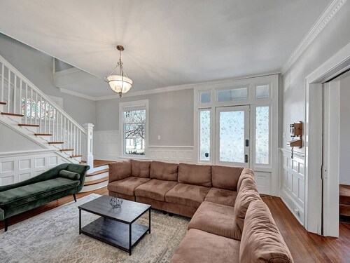 Spacious Historical Home 3 mins from Downtown