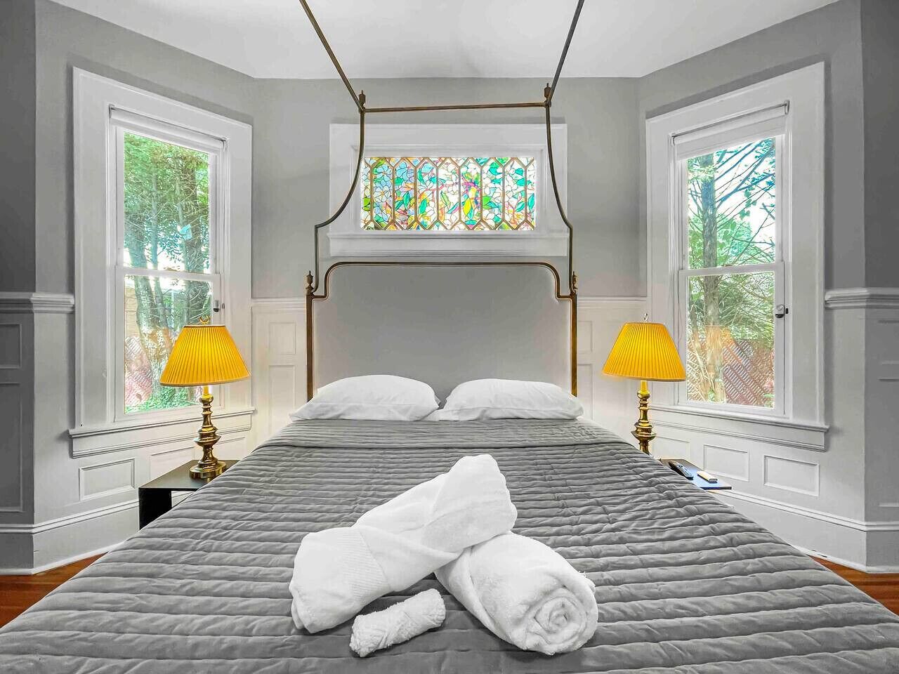 Bureau, fer et planche à repasser, Wi-Fi, draps fournis