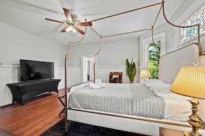 Desk, iron/ironing board, WiFi, bed sheets