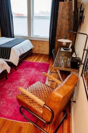 Deluxe vierpersoonskamer, uitzicht op de stad | Een bureau, een laptopwerkplek, gratis wifi