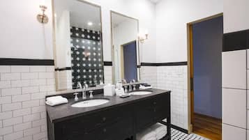 Deluxe-Vierbettzimmer, Stadtblick | Badezimmer