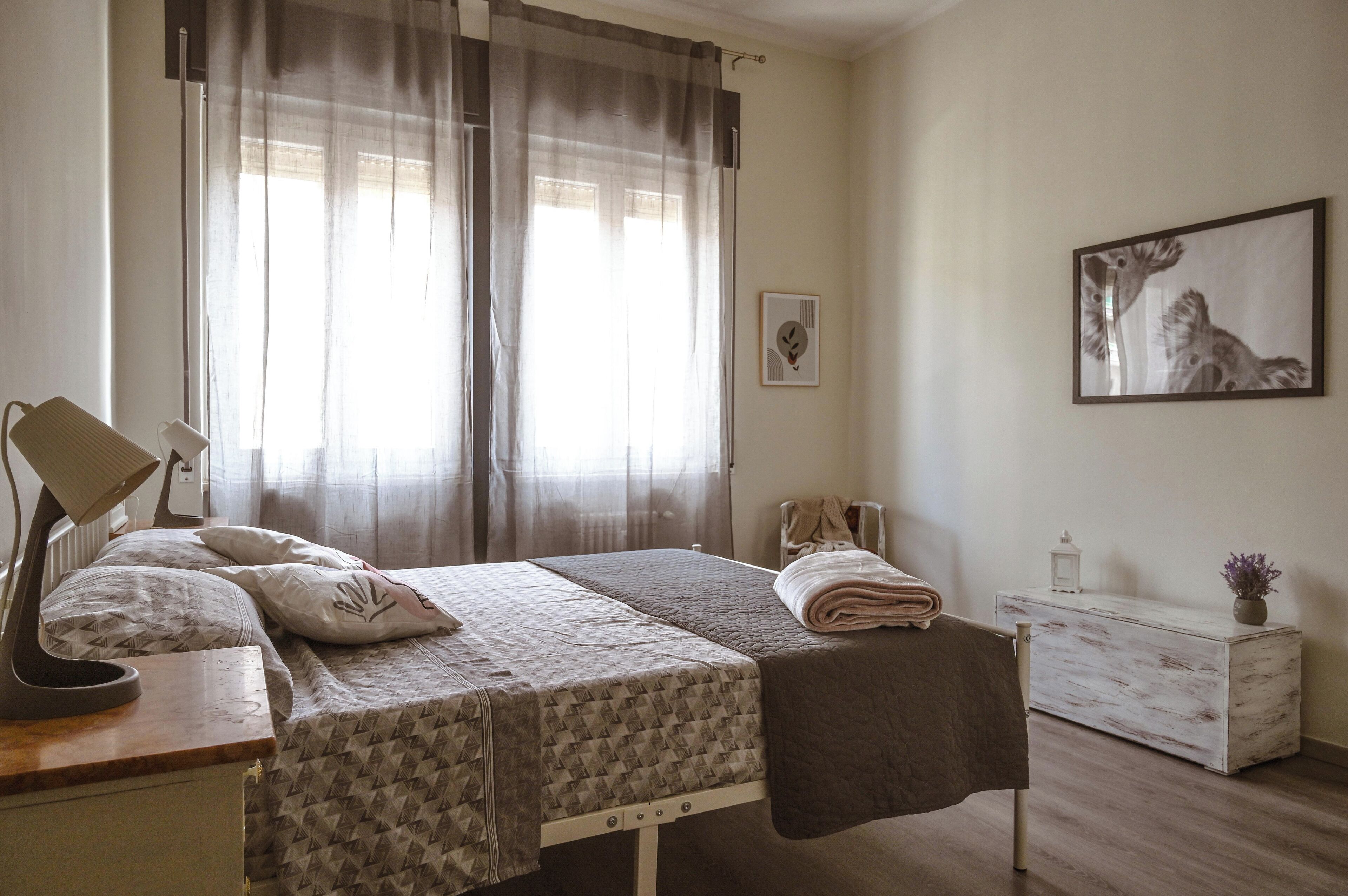 Tabla de planchar con plancha, Internet, ropa de cama