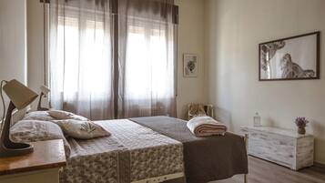 Tabla de planchar con plancha, Internet, ropa de cama