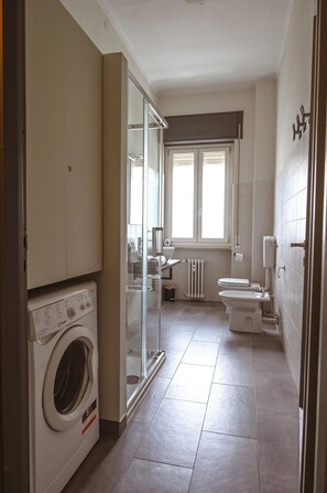 Doccia, asciugacapelli, bidet, asciugamani