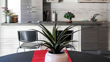 Microondas, horno, placa de cocina y lavavajillas