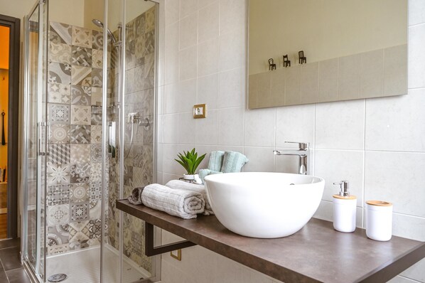 Dusche, Haartrockner, Bidet, Handtücher