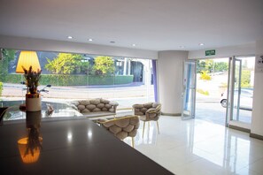 Lobby - vanness hotel & villas  (San Benito)