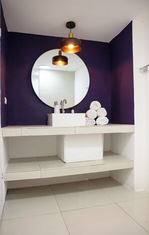 Junior Room | Bathroom | Soap, shampoo, toilet paper - vanness hotel & villas  (San Benito)