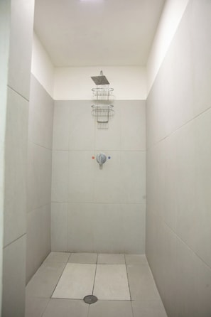 Classic Cabin, Garden View | Bathroom - vanness hotel & villas  (San Salvador)