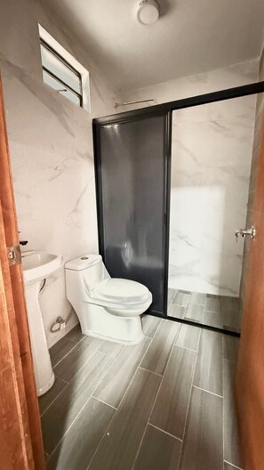 Apartment, 2 Schlafzimmer, Terrasse, Erdgeschoss | Badezimmer