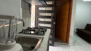 อพาร์ทเมนท์, 2 ห้องนอน, ลานระเบียง, ชั้นล่าง | ครัวส่วนตัว
