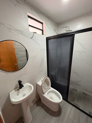 Apartment, 2 Bedrooms, Patio, Ground Floor | Bilik Mandi