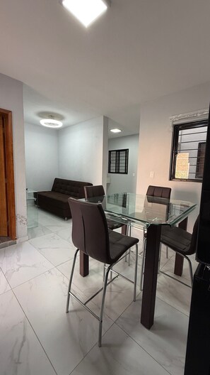 อพาร์ทเมนท์, 2 ห้องนอน, ลานระเบียง, ชั้นล่าง | ห้องรับประทานอาหาร