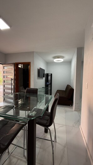 อพาร์ทเมนท์, 2 ห้องนอน, ลานระเบียง, ชั้นล่าง | บริเวณนั่งเล่น