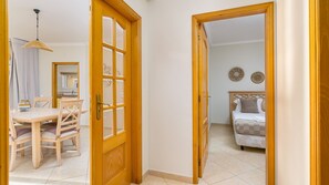 2 bedrooms, iron/ironing board, free WiFi, bed sheets - T2 Sereno c/Piscina em Vilamoura by LovelyStay (Olhos de Água)