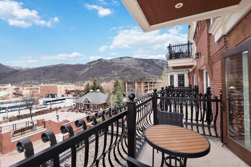 3-bedroom resort in delightful Aspen with fitness room and AC