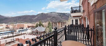 3-bedroom resort in delightful Aspen with fitness room and AC
