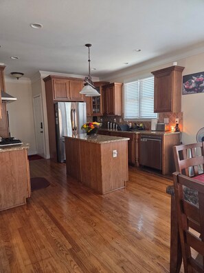 Microwave, oven, stovetop, dishwasher - FIFA World Cup 5-bedroom house in Stonecrest with Basement, Gym and Theater Room (Stonecrest)