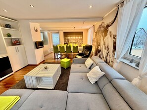 Fernseher, Tischfußball, Bücher