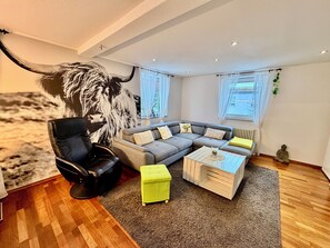 Fernseher, Tischfußball, Bücher