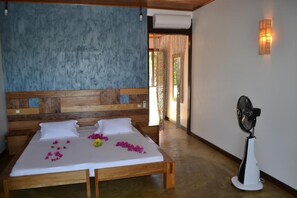 Comfort dubbelrum eller tvåbäddsrum - utsikt mot floden | Arbetsyta för laptop, mörkläggningsgardiner och ljudisolering