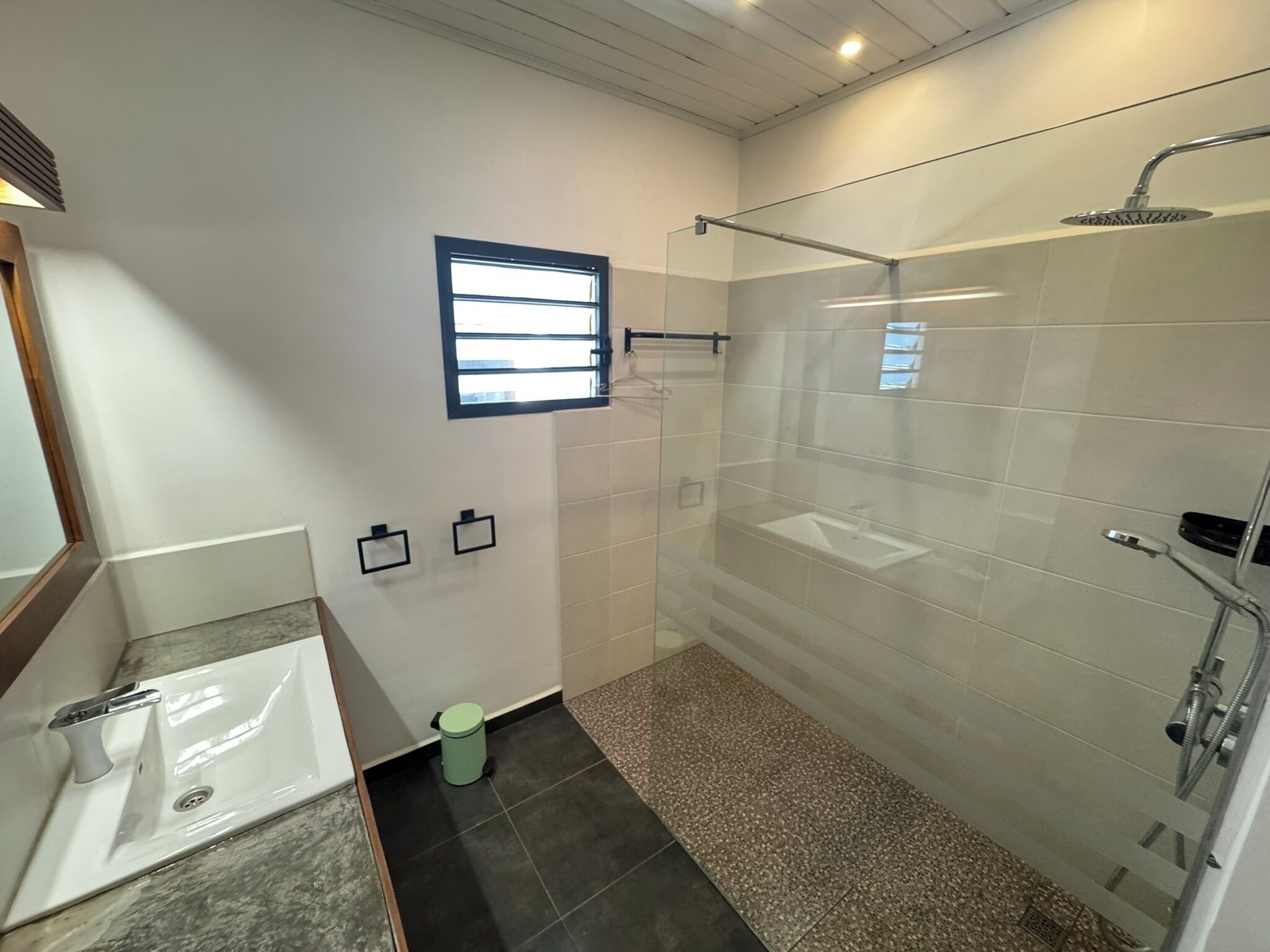 Chambre Triple Confort, vue jardin | Salle de bain | Douche, serviettes fournies, savon, papier toilette