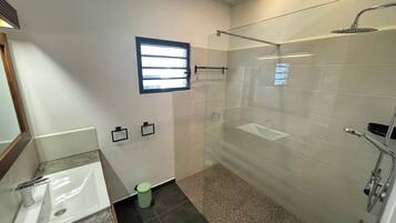 Chambre Triple Confort, vue jardin | Salle de bain | Douche, serviettes fournies, savon, papier toilette