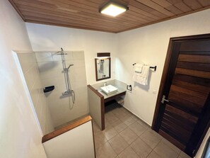 Habitació doble o amb dos llits individuals Comfort, vistes al riu | Bany | Dutxa, tovalloles, sabó i paper higiènic 