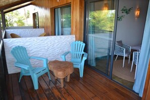 Phòng đôi hoặc 2 giường đơn tiện nghi đơn giản, quang cảnh sông | Hiên