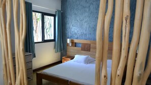 Espacio para trabajar con laptop y cortinas blackout 
