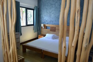 Perhehuone, näköala puutarhaan | Kannettavalle tietokoneelle sopiva työtila, pimennysverhot, äänieristys