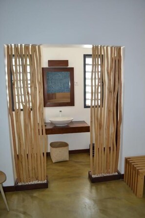 Habitación familiar, vista al jardín | Baño | Regadera, toallas, jabón, papel de baño 