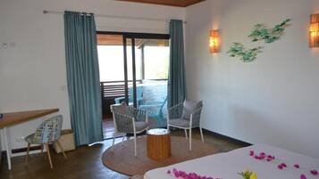 Espacio para trabajar con laptop y cortinas blackout