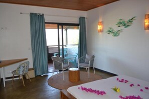 Comfort Double or Twin Room, River View | Laptop workspace, blackout drapes, soundproofing, free WiFi - Kily House (Morondava)