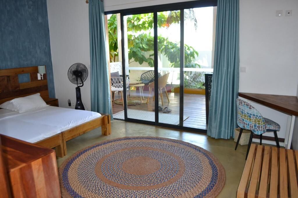 Khu vực làm việc phù hợp cho laptop, màn/rèm cản sáng, phòng cách âm 