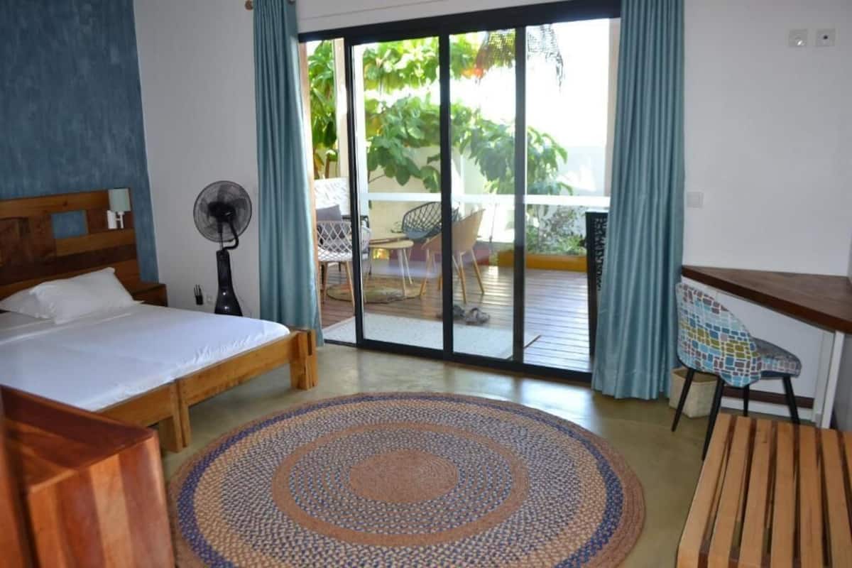 Laptop workspace, blackout drapes, soundproofing, WiFi (free)
