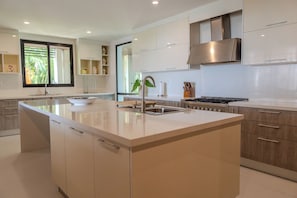 Microondas, horno, placa de cocina y lavavajillas