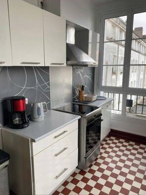 Microwave, oven, stovetop - Spacious T2 apartment in the city center (Royan)
