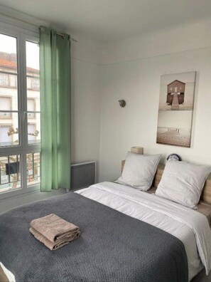 1 bedroom, iron/ironing board, WiFi, bed sheets - Spacious T2 apartment in the city center (Royan)