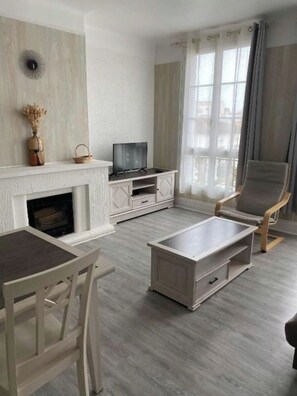 TV - Spacious T2 apartment in the city center (Royan)
