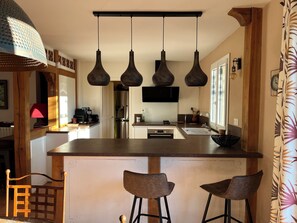 Microwave, oven, stovetop, dishwasher - Are you dreaming of a peaceful home with animals in the heart of Provence Verte? (Tourves)